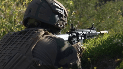 À l'école de l'infanterie de Draguignan, dans le Var, les soldats ne se préparent plus seulement à des conflits de type asymétrique contre des groupes terroristes, mais à une guerre dite de "haute intensité", comme celle qui se déroule actuellement en Ukraine.