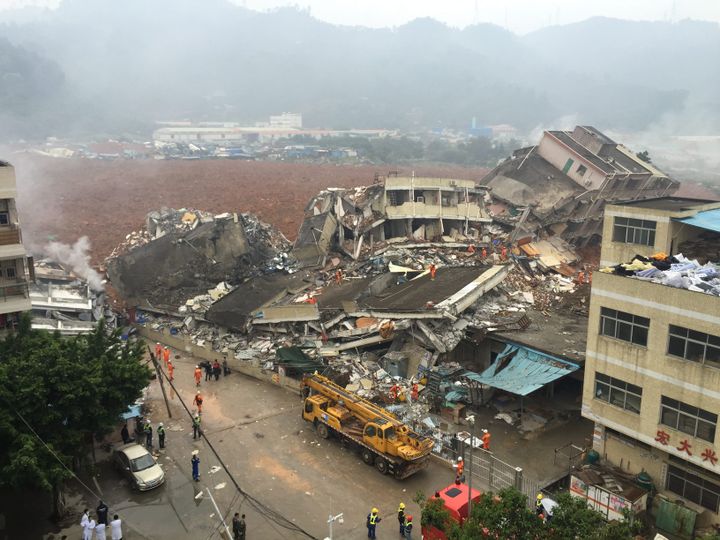 Des bâtiments se sont effondrés dimanche 20 décembre 2015, après&nbsp;un glissement de terrain dans la ville de Shenzhen (Chine). (MAXPPP)