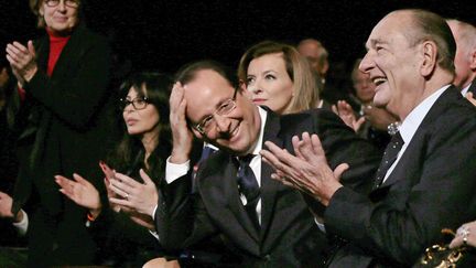 Le pr&eacute;sident fran&ccedil;ais Fran&ccedil;ois Hollande (C) rigole en compagnie de l'ancien pr&eacute;sident Jacques Chirac (D) lors de la c&eacute;r&eacute;monie&nbsp;de remise des prix de la fondation de ce dernier au mus&eacute;e du quai Branly &agrave; Paris, le 21 novembre 2013. (JACKY NAEGELEN / AFP)