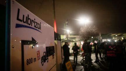 Des manifestants réclament plus de transparence sur l'incendie qui a ravagé l'usine Lubrizol à Rouen (Seine-Maritime), le 26 novembre 2019. (LOU BENOIST / AFP)