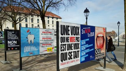 25 janvier 2019. Les panneaux d'une campagne de votations dans le centre-ville de Genève en Suisse.&nbsp; (THIERRY GACHON / MAXPPP)