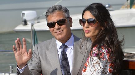 George et Amal Clooney, le 28 septembre, en sortant de l'Hôtel Amal.
 (ANDREAS SOLARO / AFP)