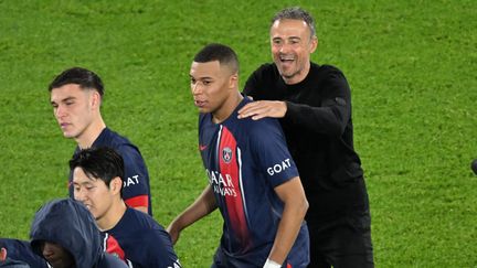 La joie de Luis Enrique et de ses joueurs, dont Kylian Mbappé, après la victoire du PSG contre l'AC Milan en Ligue des champions, le 25 octobre 2023. (BERTRAND GUAY / AFP)