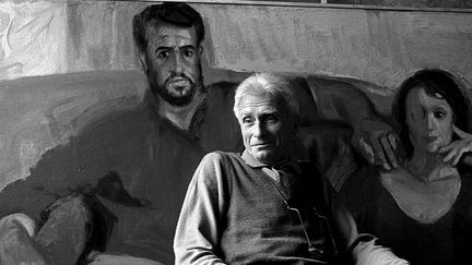 Le peintre Panayiotis Tetsis photographié devant ses portraits.
 (Leonidas Dimakopoulos)