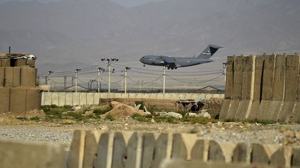 Un avion militaire américain se pose sur la base de Bagram (Afghanistan), le 1er Juillet 2021. (WAKIL KOHSAR / AFP)