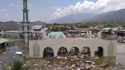 Une vague de 1,5 mètre a déferlé sur la côte après le séisme, emportant les bâtiments de Palu (Indonésie). La coupole de cette mosquée s'est effondrée après le tsunami.&nbsp; (RIFKI / AP /  SIPA)