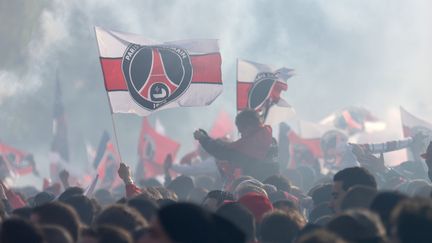 Des supporters parisiens f&ecirc;tent le titre du PSG, le 13 mai 2013 au Trocad&eacute;ro, &agrave; Paris. (CITIZENSIDE.COM / AFP)