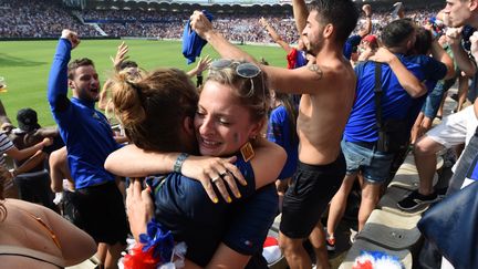 Après un quart d'heure de stress, c'est la délivrance : la France ouvre le score. Les supportrices s'enlacent dans les tribunes du stade Chaban-Delmas de Bordeaux, où un écran était installé. (MEHDI FEDOUACH / AFP)