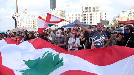 Des milliers de Libanais se sont rassemblés samedi 8 août à Beyrouth pour&nbsp;crier leur colère après la double explosion qui a ravagé la capitale Libanaise mardi et coûté la vie à près de 160 personnes. (NATHANAEL CHARBONNIER / RADIO FRANCE)