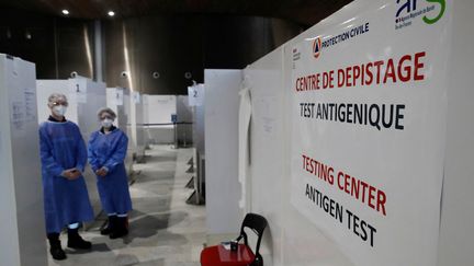 Des tests antigéniques sont pratiqués à l'aéroport de Roissy, en région parisienne, le 5 février 2021. (GONZALO FUENTES / POOL/ AFP)