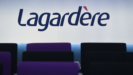 Le logo du groupe Lagardère lors d'une conférence de presse à Paris, le 13 mars 2019. (ERIC PIERMONT / AFP)