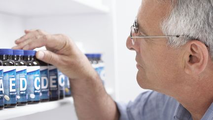 La moiti&eacute; des Fran&ccedil;ais pr&eacute;sentent des carences en vitamine D. L'Acad&eacute;mie de m&eacute;decine pr&eacute;conise d'en augmenter les apports, lors de la pr&eacute;sentation d'un rapport, mercredi 26 juin 2012.&nbsp; (RADIUS IMAGES / GETTY IMAGES )