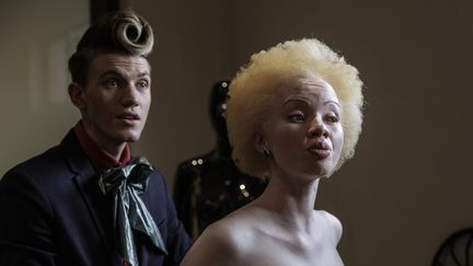 Le mannequin sud-africain albinos Thando Hopa essaye une robe du soir de créateur sud-africain Gert-Johan Coetzee, en juin 2015 in Johannesburg.
 (GIANLUIGI GUERCIA / AFP)