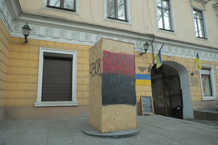 Une statue de Pouchkine protégée par une boîte devant le musée consacré à l'écrivain, le 23 mars 2023 à Odessa (Ukraine). (MATHIEU DREUJOU / FRANCE TELEVISIONS)