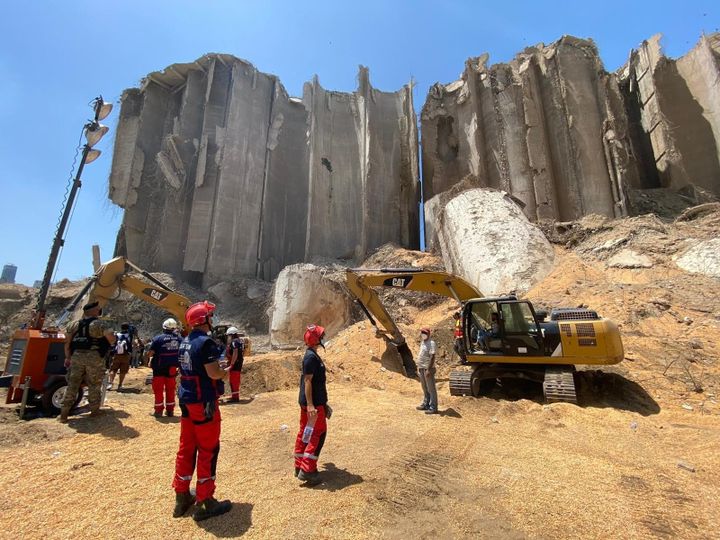 Des&nbsp;membres de l'ONG Pompiers de l'urgence internationale déblayent la zone portuaire détruite après la double explosion du 4 août à Beyrouth.&nbsp; (BARBARA MENKE)