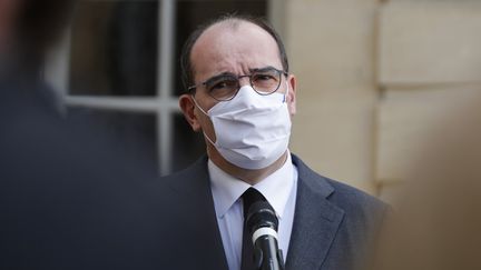 Jean Castex, le 26 octobre 2020, sur le perron de l'Hôtel Matignon à Paris. (GEOFFROY VAN DER HASSELT / AFP)