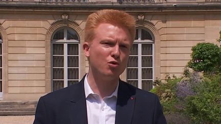 Figure de la jeune garde de La France insoumise, Adrien Quatennens a annoncé sa mise en retrait de sa fonction de coordinateur du mouvement, dimanche 18 septembre. Le député a reconnu des violences conjugales, révélées par le Canard enchaîné. (FRANCEINFO)