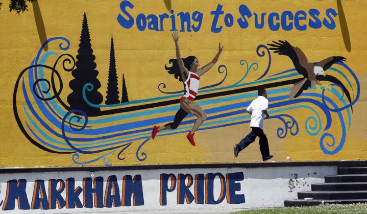 Une fresque murale dédiée à&nbsp;Florence Griffith-Joyner devant le collège Edwin Markham, dans le sud de Los Angeles, le 13 mai 2010. (REED SAXON / AP)