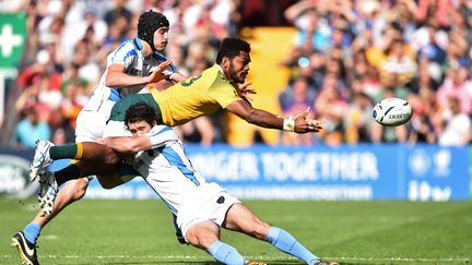 Henry Speight passe en force face à la défense uruguayenne (BERTRAND LANGLOIS / AFP)