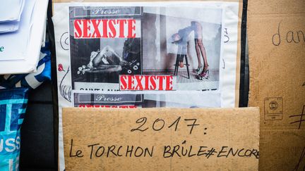 Des affiches dénoncent les publicités jugées sexistes de Yves Saint Laurent, place de la République à Paris, le 8 mars 2017. (MAXPPP)