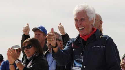 Wally Funk (au premier plan) lors de la cérémonie d'inauguration de la piste de Spaceport America près de Las Cruces, au Nouveau-Mexique (Etats-Unis), le 22 octobre 2010. (MARK RALSTON / AFP)