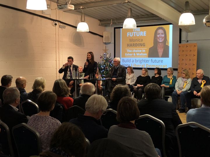 La candidate libérale-démocrate de la circonscription d'Esher et Walton (Royaume-Uni) Monica Harding reçoit le soutien de Lord Michael Heseltine, le 10 décembre 2019 à Cobham (Royaume-Uni).&nbsp; (VALENTINE PASQUESOONE / FRANCEINFO)