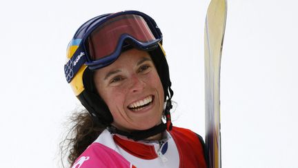 Julie Pomagalski, à l'issue de l'épreuve de slalom géant parallèle en snowboard des jeux olympiques de Turin, en 2006.&nbsp; (JEFF HAYNES / AFP)