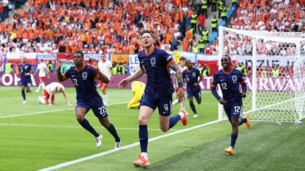 Les Néerlandais célèbrent leur deuxième but lors du match de l'Euro Pays-Bas-Pologne, le 16 juin 2024 au Volksparkstadion d'Hambourg (Allemagne). (RONNY HARTMANN / AFP)