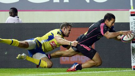 Julien Arras (Stade Français) poursuivi par un Clermontois.