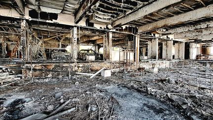 A car dealership burned down on May 13, 2024 in Nouméa, New Caledonia. (BENJAMIN ILLY / FRANCE INFO / RADIOFRANCE)