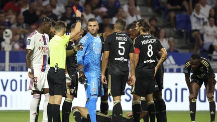 Anthony Lopes reçoit un carton rouge lors du match OL-AC Ajaccio, le 5 août 2022. (JEAN CATUFFE / JEAN CATUFFE)