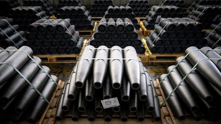 Des obus 155 mm à l'atelier des Forges de Tarbes. Ces obus sont les munitions des canons d'artillerie César français utilisés par les forces armées ukrainiennes. (LIONEL BONAVENTURE / AFP)