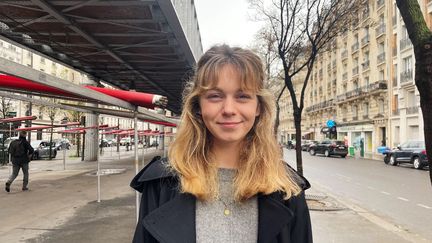 Hortense, 24 ans, chargée de mission dans le domaine culturel à Paris. (MANON MELLA / FRANCEINFO)