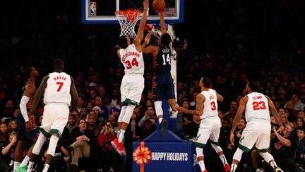 Antetokounmpo a mené les Bucks à la victoire avec ses 30 points et quelques contres comme à l'image. (MIKE STOBE / GETTY IMAGES NORTH AMERICA)