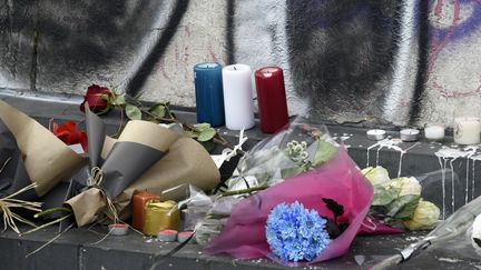 Bougies bleu blanc rouge et bouquets déposés place de la République. (DOMINIQUE FAGET / AFP)