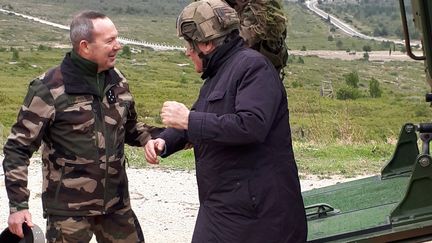 Le général Bosser, chef d'état-major de l'armée de terre, avec Christian Cambon, président de la commission défense au Sénat. (FRANCK COGNARD / RADIOFRANCE)