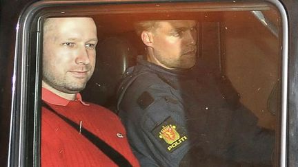 Anders Behring Breivik (&agrave; gauche) quitte le tribunal d'Oslo (Norv&egrave;ge) le 25 juillet 2011, apr&egrave;s avoir &eacute;t&eacute; entendu au sujet de sa d&eacute;tention provisoire. (JON-ARE BERG-JACOBSEN / AFTENPOSTEN / AFP)