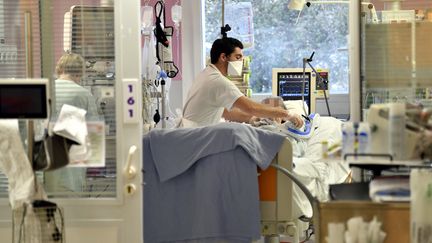 Une personne hospitalisée dans le service de réanimation&nbsp;du CHRU de Nancy (Meurthe-et-Moselle), le 7 janvier 2022. (MAXPPP)