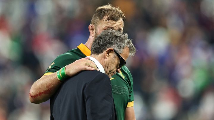 Fabien Galthié consolé par le Sud-Africain Duane Vermeulen après l'élimination du XV de France en quarts de finale de la Coupe du monde, le 15 octobre 2023. (FRANCK FIFE / AFP)