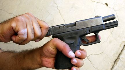 Un pistolet semi-automatique Glock 9mm (illustration). (ALI AL-SAADI / AFP)