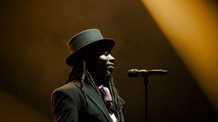 Aujourd’hui, le premier album de Faada Freddy est paru simultanément en France et dans 14 pays européens. Il s’intitule Gospel Journey et recèle son lot de tubes : “Letter to the Lord”, “We Sing in Time”... Imparables !  A l'image d'un Bobby McFerrin, il excelle dans les sons qu'il produit sans instrument (sifflements, beatboxing, percussions)
 (Marion Tisserand)