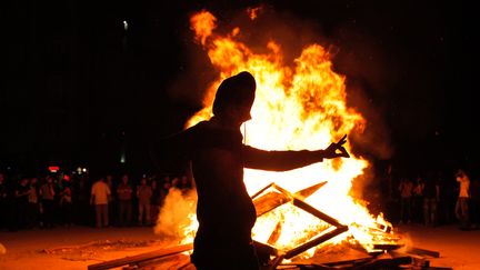 Des manifestants hostiles au gouvernement d&eacute;fient les policiers dans les rues d'Istanbul (Turquie), le 3 juin 2013. (GURCAN OZTURK / AFP)