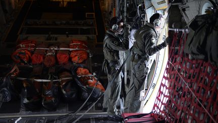 Des membres de l'aviation singapourienne scrutent la mer &agrave; la recherche de d&eacute;bris du Boeing disparu de Malaysia Airlines, le 10 mars 2014. (DESMOND LIM / THE STRAITS TIMES / AFP)