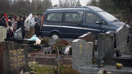 Enterrement du b&eacute;b&eacute; rom &agrave; Wissous (Essonne), le 5 janvier 2015, apr&egrave;s la pol&eacute;mique avec le maire de Champlan. (JOEL SAGET / AFP)