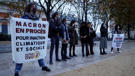 Des "décrocheurs" près du Palais de Justice de Paris, le 22 octobre 2020. (THOMAS SAMSON / AFP)