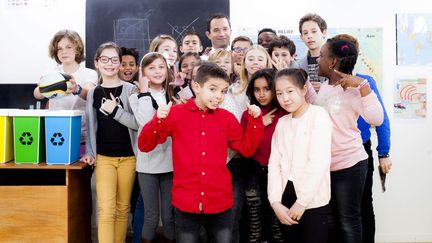 Benoit Hamon lors du tournage de l'émission "Candidats au tableau !", diffusée le 19 mars sur C8.&nbsp; (STEPHANE GRANGIER / C8)