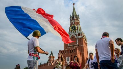 Des supporters français agitent un drapeau, samedi 14 juillet à Moscou (Russie), à la veille de la finale de la Coupe du monde. (MLADEN ANTONOV / AFP)