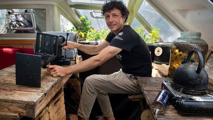 L'explorateur&nbsp;Corentin de Chatelperron à bord de son bateau Le Nomade des Mers. (FRED TANNEAU / AFP)