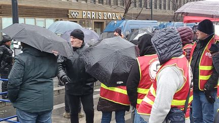 Des salariés manifestent à Paris, le 17 janvier 2024, contre les mesures prises par le gouvernement avant les Jeux olympiques. (STEVEN GOUAILLIER / RADIOFRANCE)