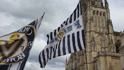 Des drapeaux de&nbsp;supporters des Girondins de Bordeaux (illustration). (CAMILLE HUPPENOIRE / RADOFRANCE)